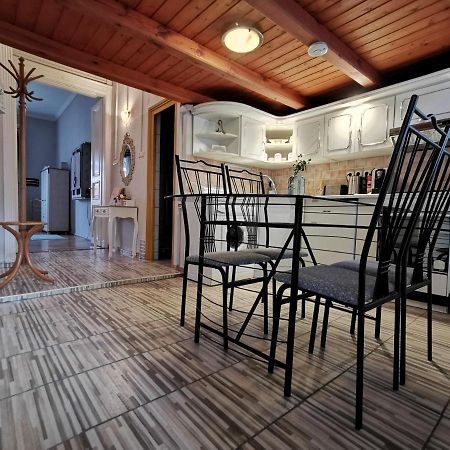 Belvarosi Vintage Apartman A Setaloutcan ميسكولك المظهر الخارجي الصورة