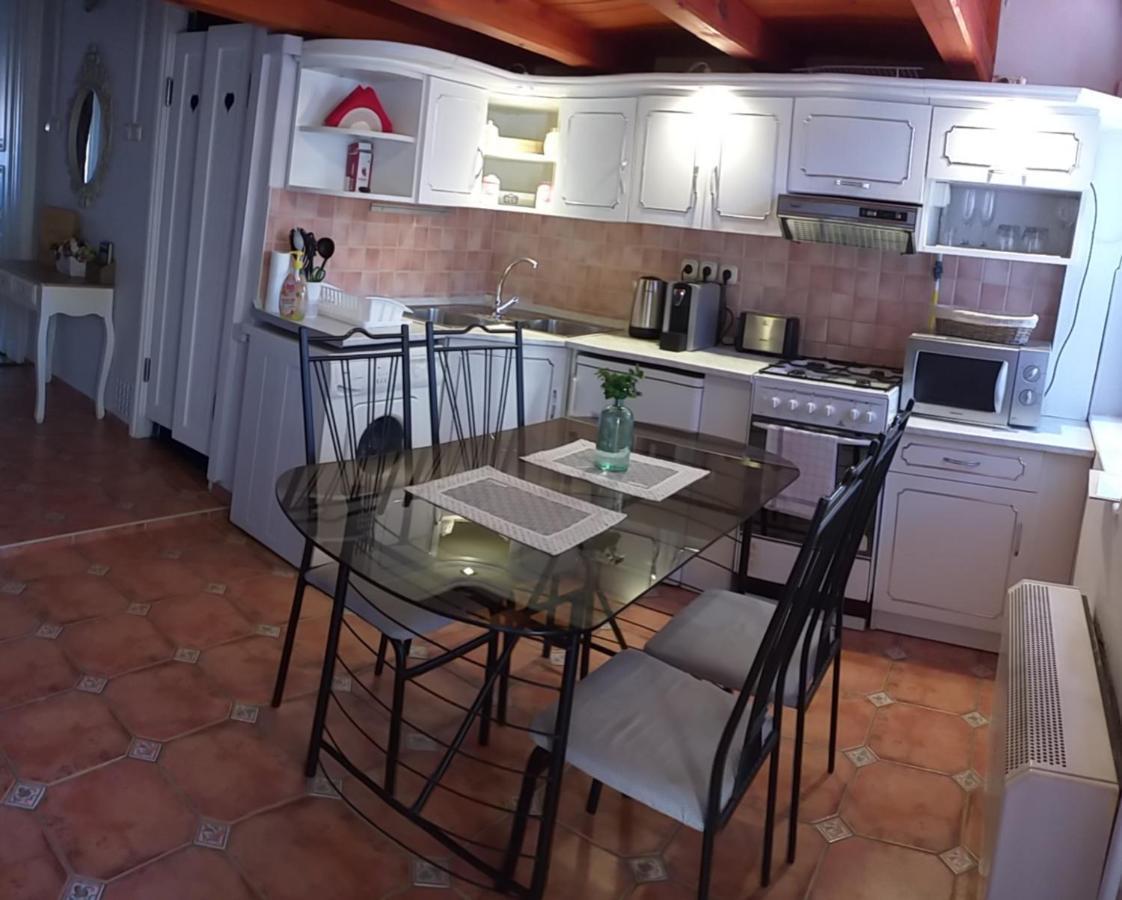 Belvarosi Vintage Apartman A Setaloutcan ميسكولك المظهر الخارجي الصورة