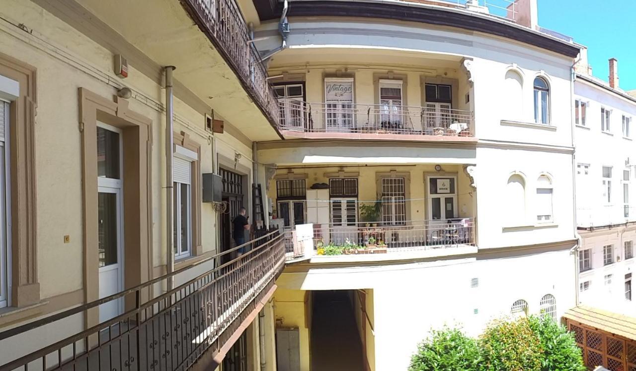 Belvarosi Vintage Apartman A Setaloutcan ميسكولك المظهر الخارجي الصورة