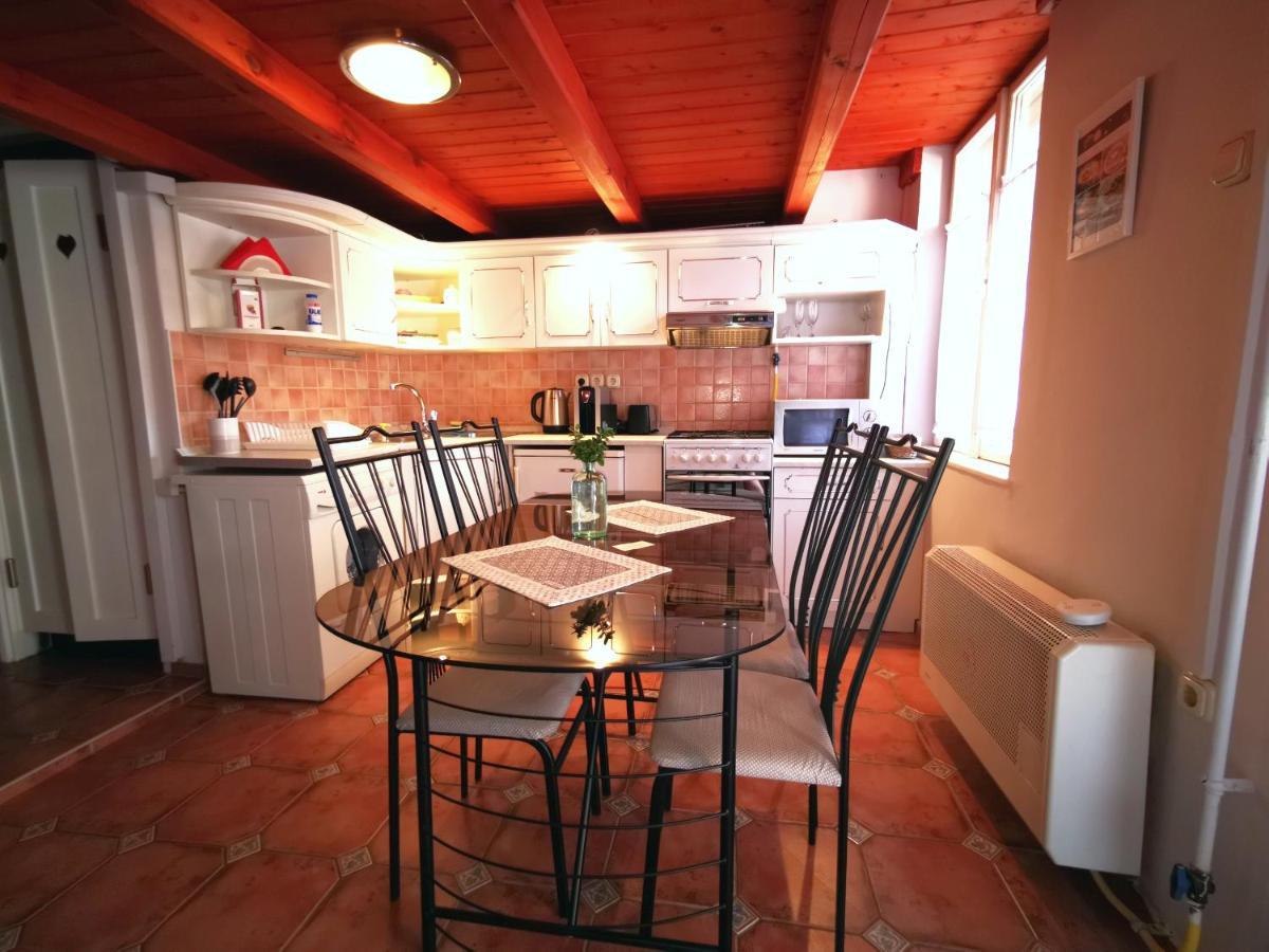 Belvarosi Vintage Apartman A Setaloutcan ميسكولك المظهر الخارجي الصورة