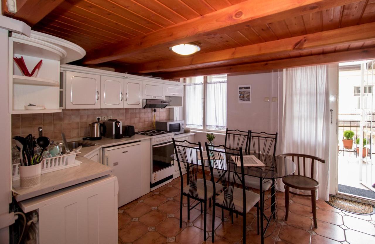 Belvarosi Vintage Apartman A Setaloutcan ميسكولك المظهر الخارجي الصورة