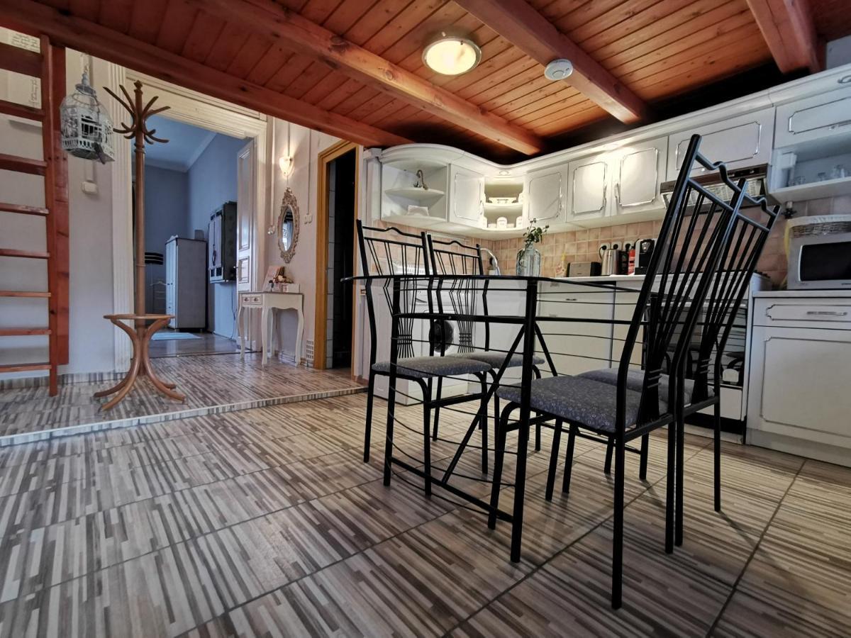 Belvarosi Vintage Apartman A Setaloutcan ميسكولك المظهر الخارجي الصورة