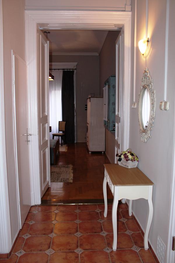 Belvarosi Vintage Apartman A Setaloutcan ميسكولك المظهر الخارجي الصورة